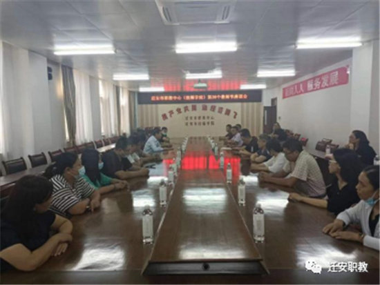 迁安市教育局副局长李江莅临亚洲博彩网站进行教师节慰问