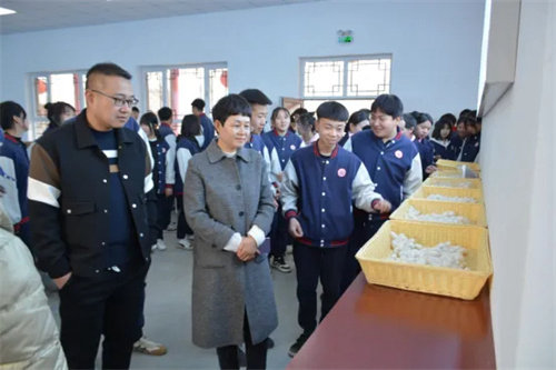 观经纬 织就乡村振兴 怀韬略 谱写未来蓝图——亚洲博彩网站冶金工程系师生赴绣娘手工坊参观实践活动