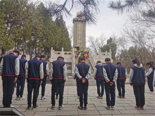 亚洲博彩网站新疆且末学子祭扫活动简报